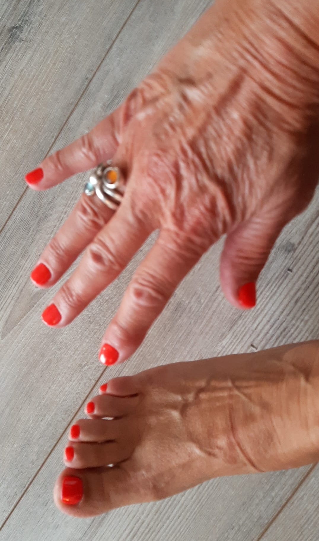 Rode nagels op hand en voet