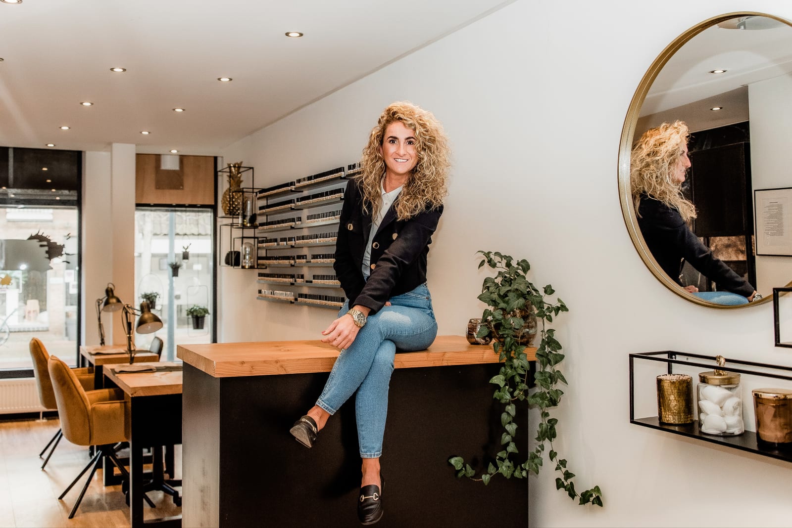 In de salon: de werkbank, de ronde spiegel en de wand met nagellak